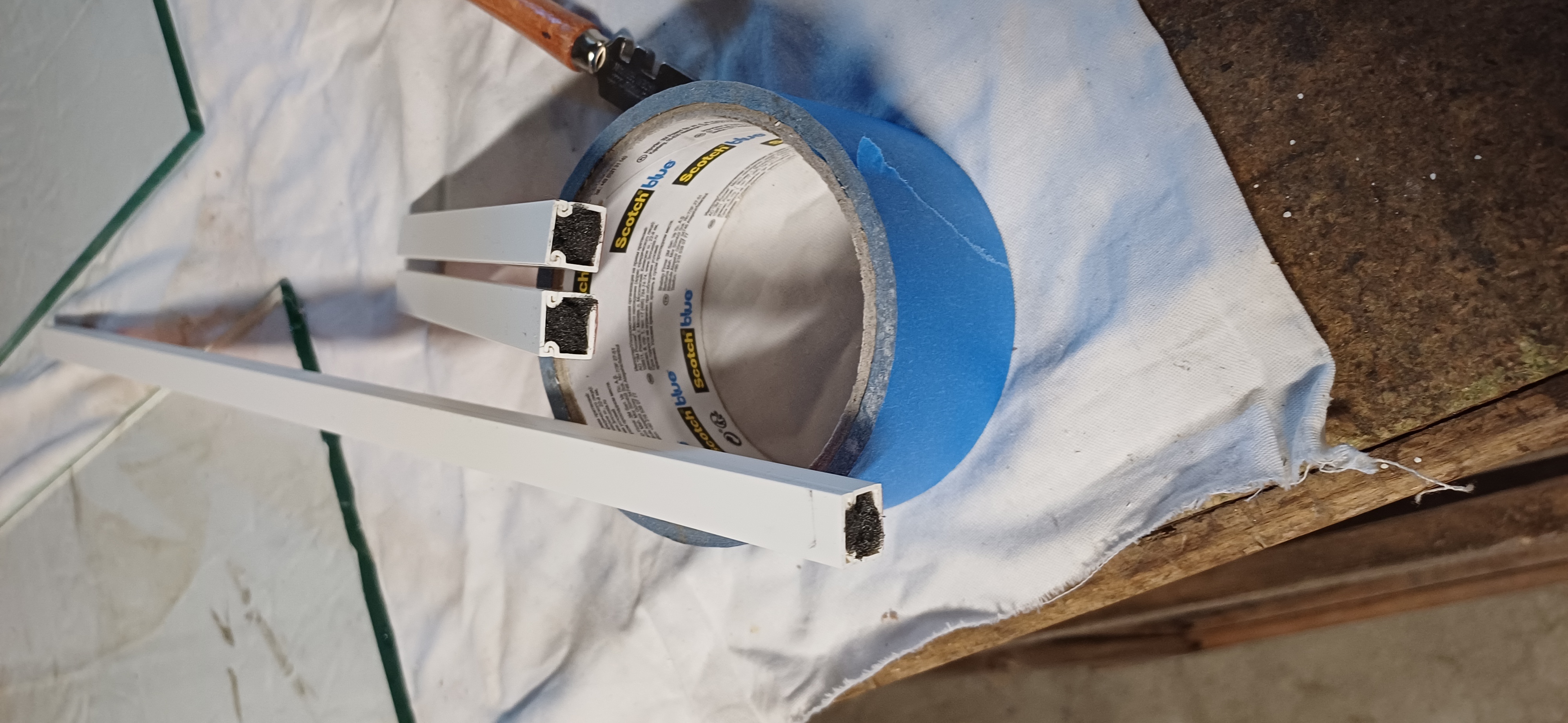 Spacers filled with dessicant